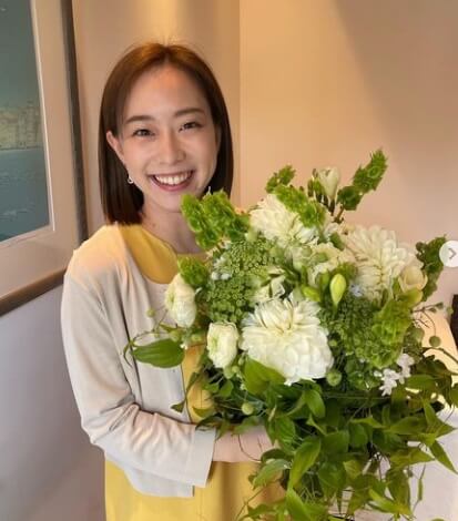 花束を持ち笑顔の石川佳純