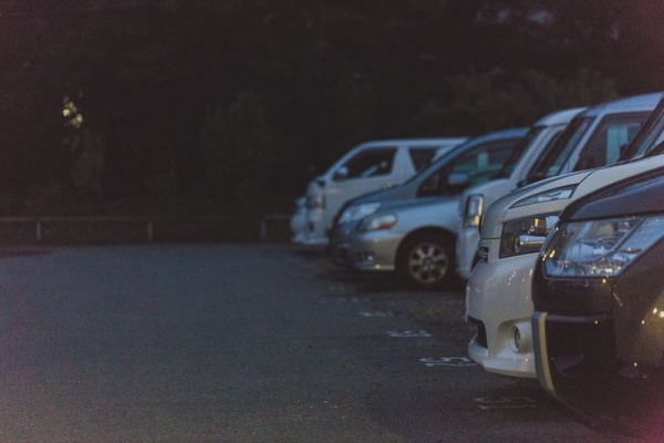 駐車場に停まっている車